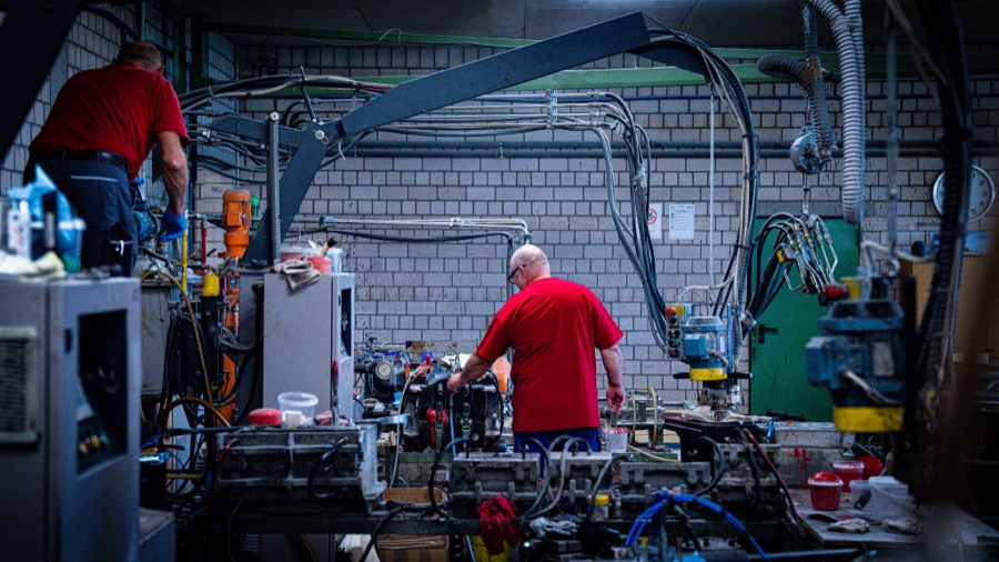 Mitarbeiter an den PUR-Schäumanlagen in der Produktionshalle